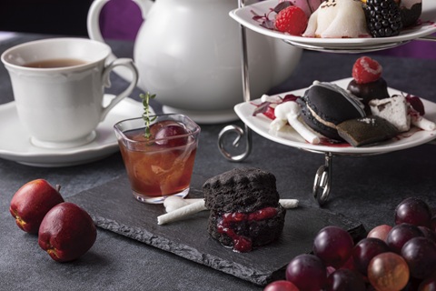 ナガノパープルのディージュレ（左）、ブラックスコーン　ベリージャム添え（右）