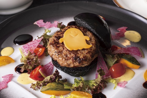 黒いハンバーガーとおばけチーズ 　カラフルサラダ添え