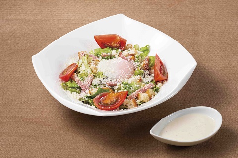 温泉卵とベーコンのシーザーサラダ
