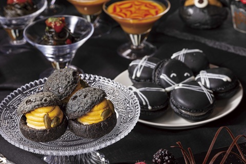 「かぼちゃシュークリーム」（左）「ブラックマカロン」（右）